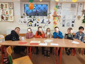 grupa uczniów w trakcie zabaw andrzejkowych