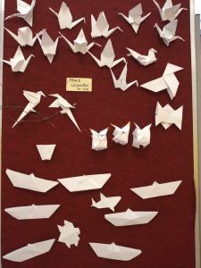 Zaprezentowane prace uczniów wykonane techniką origami żurawie, serduszka, zwierzątka, przedmioty