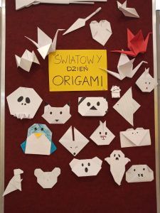 Zaprezentowane prace uczniów wykonane techniką origami żurawie, serduszka, zwierzątka, przedmioty