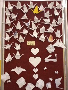 Zaprezentowane prace uczniów wykonane techniką origami żurawie, serduszka, zwierzątka, przedmioty