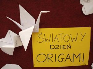 Tablica z napisem Światowy Dzień Origami