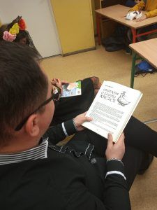 Pan dyrektor czyta Legendę o Złotej Kaczce