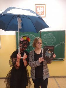 Pani Bibliotekarka wraz z uczennicą prezentuje ciekawe książki do przeczytania