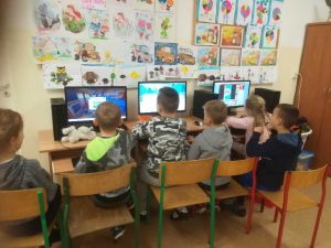 Sześcioro dzieci przy komputerach