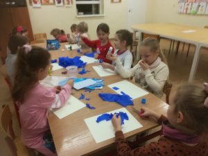 Grupa uczniów wykonujących pracę plastyczną