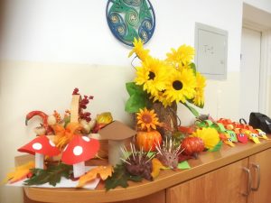 Ekspozycja symboli jesieni: grzyby, dynie, jeże