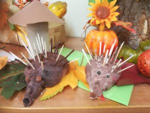 jeże wykonane z masy papierowej i patyczków
