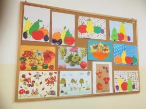 zdjęcie tablicy z pracami o tematyce : owoce jesieni