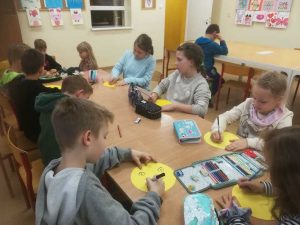 grupa dzieci pracująca przy stoliku