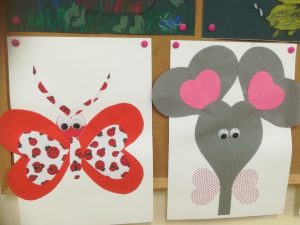 dwie prace, jedna czerwony motylek, a druga serduszkowy słonik
