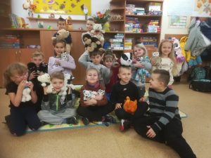 grupa dzieci z przyniesionymi misiami