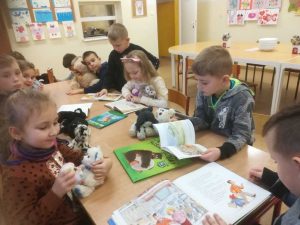 grupa dzieci przeglądająca książki o misiach