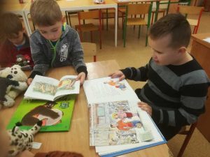 dwóch uczniów czytających książki o misiach