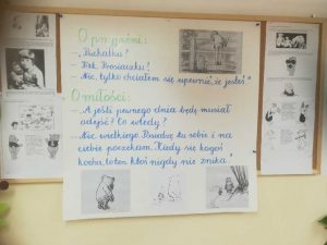 tablica prezentująca historię misia