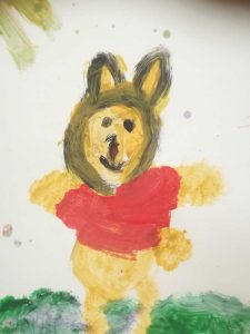 żółty miś w czerwonej koszulce