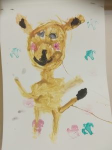 na pracy żółty uśmiechnięty miś