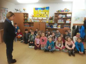 nauczycielka składająca gratulacje grupie uczniów biorących udział w konkursie