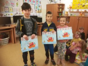 troje nagrodzonych uczniów