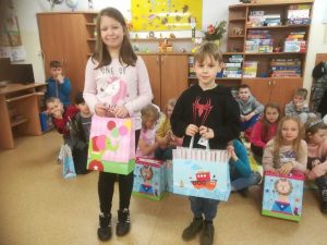 dwoje uczniów z nagrodami