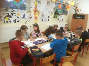 grupa dzieci przygotowująca wróżby andrzejkowe