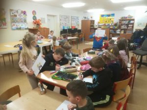 grupa dzieci przygotowująca wróżby andrzejkowe