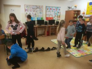 zdjęcie przedstawia andrzejkową zabawę - buty