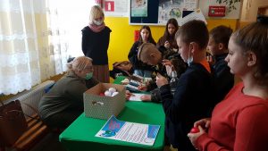 Zaszczepieni uczniowie wybierają gadżety