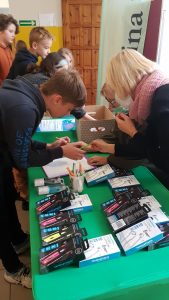 Uczeń wybiera upominek