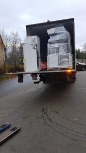 bus załadowany zebranymi elektrośmieciami