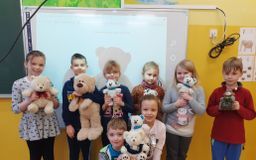 uczniowie kl. 1 z misiami