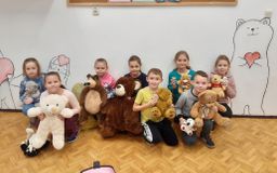 uczniowie kl. 2 z misiami