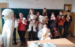 uczniowie kl. 7 z misiami