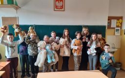 uczniowie kl. 5 z misiami