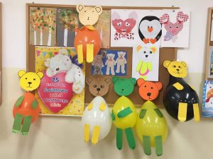 tablica prezentująca misie z balonów