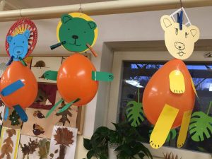 balonowe misie zawieszone na rurze