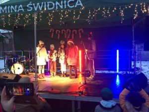 pięcioro dzieci w przedstawieniu wigilijnym