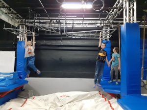 Dwóch uczniów na urządzeniu do przechodzenia w powietrzu