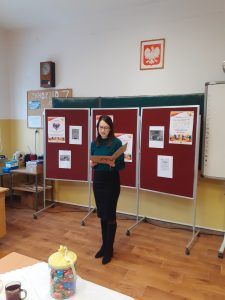 na zdjęciu pani Wójt czytająca podziękowania dla uczniów