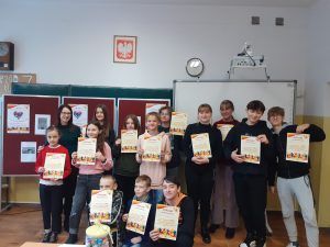 na zdjęciu uczniowie z dyplomami wraz z panią Wójt