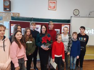 na zdjęciu pani Wójt i grupa uczniów