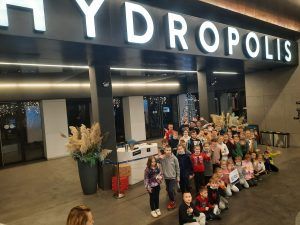 uczestnicy wycieczki pod napisem Hydropolis