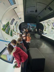 dzieci oglądają informacje o przepompowni wody