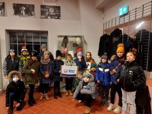 uczniowie na tle mundurów górniczych