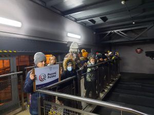 dzieci przy szybie górniczym