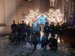 uczniowie na tle iluminacji świetlnej