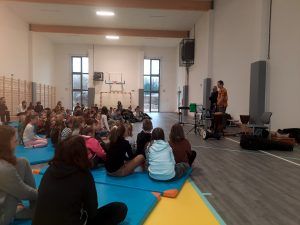 uczniowie na sali gimnastycznej podczas koncertu