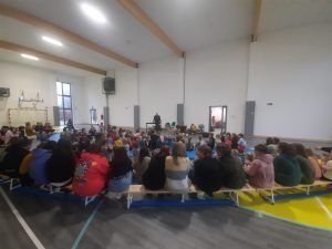 uczniowie na sali gimnastycznej podczas koncertu