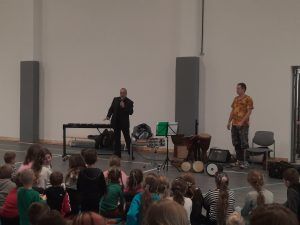 na zdjęciu dwóch muzyków prowadzących koncert 