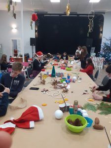 uczniowie przystępują do ozdabiania choinek przygotowanymi materiałami