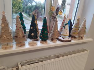 na zdjęciu wykonane przez uczniów choinki